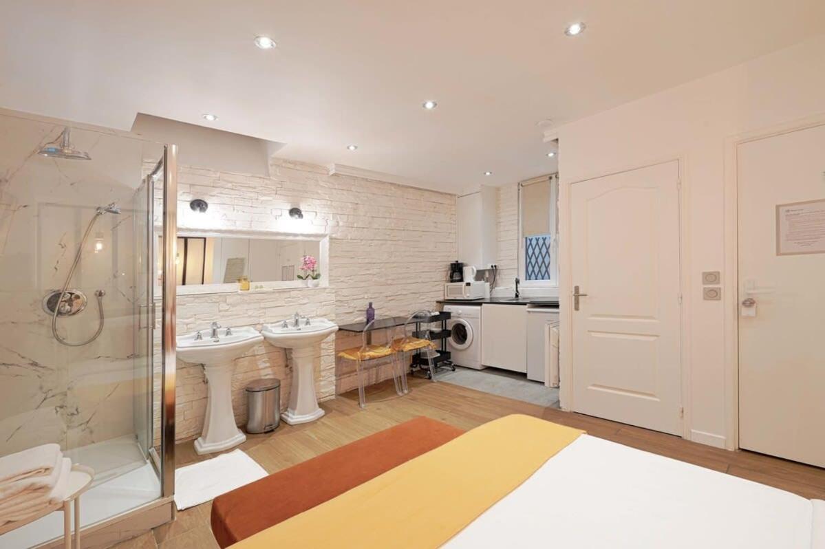 Beautiful And Cosy Small Well Located Apartment Paris