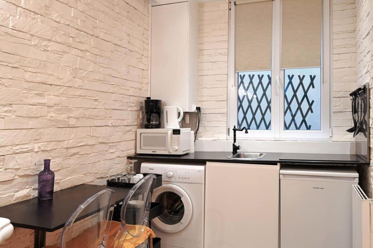 Beautiful And Cosy Small Well Located Paris
